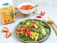 Hirsotto mit grünem Spargel und Erdbeer-Salsa