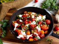 Honig-Ofentomaten mit Burrata und Pistazien