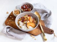 Hüttenkäse-Frühstück mit Pflaumen und Weintrauben Rezept