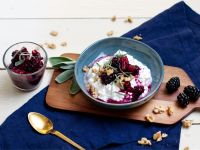 Hüttenkäse mit Walnuss-Brombeer-Kompott