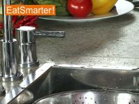 Einen Apfel in Stifte schneiden