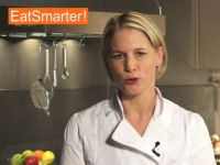 Apfel in feine Würfel schneiden