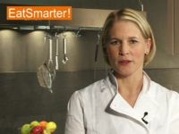 Auberginen in lange Scheiben schneiden