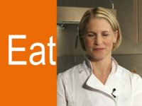 Auberginen in Scheiben schneiden