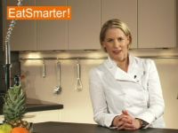 Bananen in schräge Scheiben schneiden