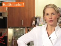 Eine Forelle in ein Bananenblatt hüllen