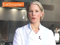 Das Fleisch aus einer Jakobsmuschel herauslösen