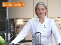 Frischen Tintenfisch in Streifen schneiden