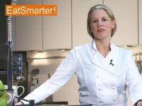 Frische Venusmuscheln in einem Sud garen