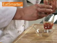 Wie Sie ein Ei am besten zum Garen in ein Glas gleiten lassen