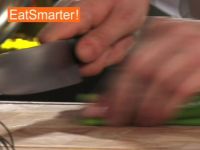 Wie Sie Frühlingszwiebeln am besten fein hacken