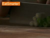 Wie Sie Frühlingszwiebeln im Handumdrehen in Stücke schneiden