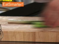 Wie Sie Frühlingszwiebeln blitzschnell in breite Stücke schneiden