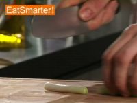 Wie Sie Frühlingszwiebeln geschickt in Streifen schneiden