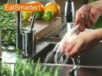 Wie Sie Hähnchenkeulen richtig waschen und würzen