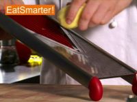 Wie Sie rohe Kartoffeln am besten in feine Scheiben hobeln