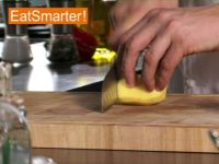 Wie Sie rohe Kartoffeln geschickt in Scheiben schneiden