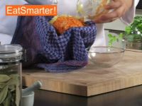 Wie Sie Kartoffel- und Möhrenraspel ganz einfach ausdrücken