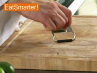 Wie Sie Limettenschale schnell und einfach fein abreiben