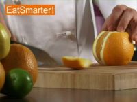Wie Sie eine Orange richtig schälen und in Scheiben schneiden