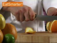 Wie Sie eine Orange am besten in große Würfel schneiden