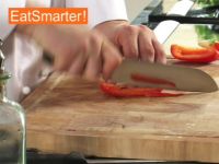 Wie Sie Paprikaschoten ganz einfach in Streifen schneiden