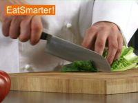 Wie Sie Römersalat in mundgerechte Stücke schneiden