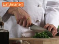 Wie Sie Rucola im Handumdrehen grob schneiden