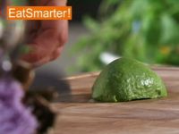 Wie Sie eine halbierte Avocado quer in Scheiben schneiden
