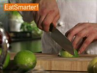 Wie Sie eine halbierte Avocado längs in Scheiben schneiden