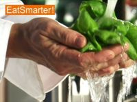 Wie Sie Basilikum richtig waschen und die Blättchen abzupfen