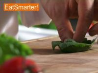 Wie Sie Basilikumblätter geschickt in feine Streifen schneiden