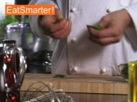 Wie Sie Basilikumblätter kinderleicht in Stücke zupfen