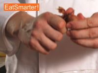 Wie Sie eine Schalotte ganz einfach schälen und in Streifen schneiden