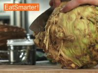 Wie Sie Knollensellerie richtig putzen, schälen und waschen