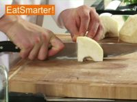 Wie Sie Knollensellerie am besten in große Würfel schneiden