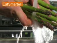 Wie Sie grünen Spargel richtig waschen, putzen und schälen