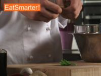 Wie Sie Spinat kinderleicht in Stücke zupfen