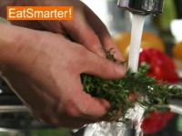 Wie Sie Thymian richtig waschen, trocknen, abzupfen und hacken