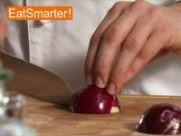 Wie Sie eine rote Zwiebel am besten grob würfeln