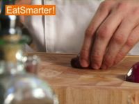 Wie Sie eine Zwiebel blitzschnell in Stücke schneiden