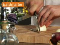 Wie Sie eine ganze Zwiebel am besten in Scheiben schneiden