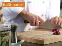 Wie Sie eine Zwiebel mühelos in Spalten schneiden