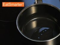 Wie Sie eine gewürfelte Zwiebel schnell und einfach glasig dünsten