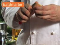 Wie Sie eine Zwiebel raffiniert mit Lorbeer und Nelken spicken