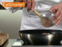 Wie Sie Baconwürfel am besten in der Pfanne auslassen