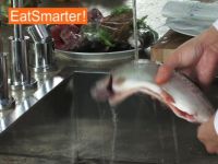 Wie Sie eine Forelle richtig waschen und trockentupfen