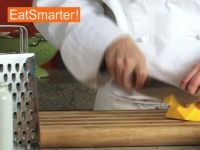 Wie Sie Butternutkürbis gleichmäßig in Würfel schneiden