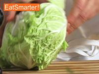 Wie Sie Chinakohl richtig putzen, waschen und in Streifen schneiden