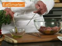 Wie Sie Fleischwürfel am besten mit Gemüse auf einen Spieß stecken